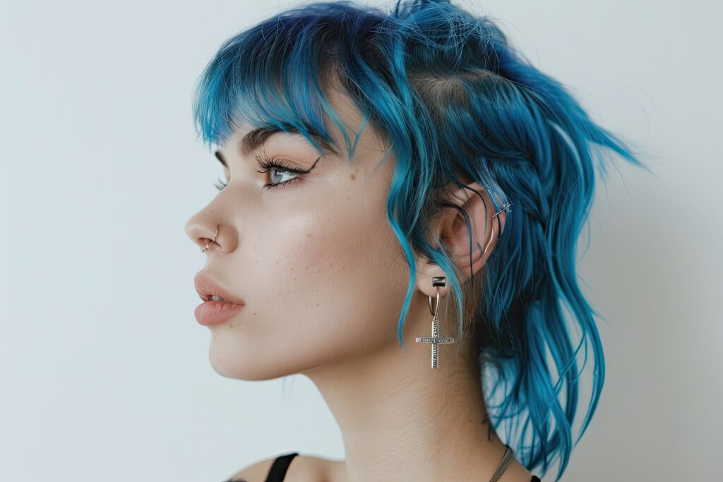 Nowoczesna fryzura mullet z miękkimi warstwami i dłuższym tyłem