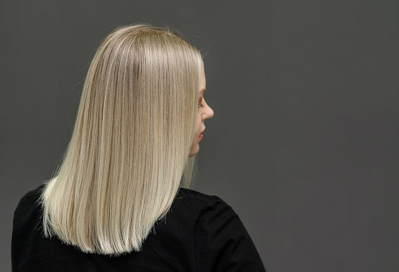 Jasne refleksy na włosach blond