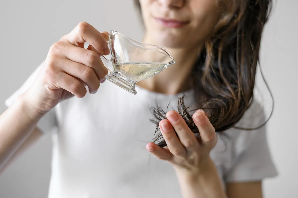Nakładanie serum na końcówki włosów