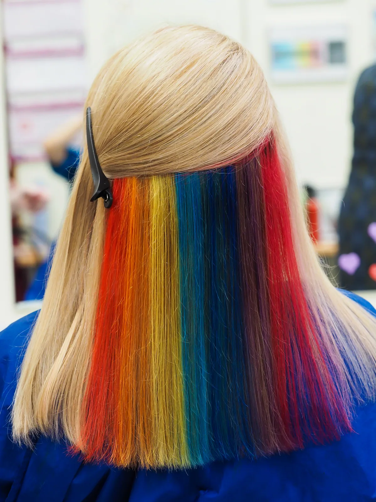 Ukryte tęczowe panele koloru pod wierzchnią warstwą blond włosów